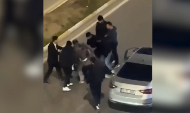 Şanlıurfa’da otomobil sürücüsünü araçtan indirip darp etmeleri kameraya yansıdı