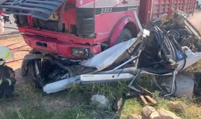 Şanlıurfa’da otomobil kamyonun altına girdi: 3 kişi hayatını kaybetti