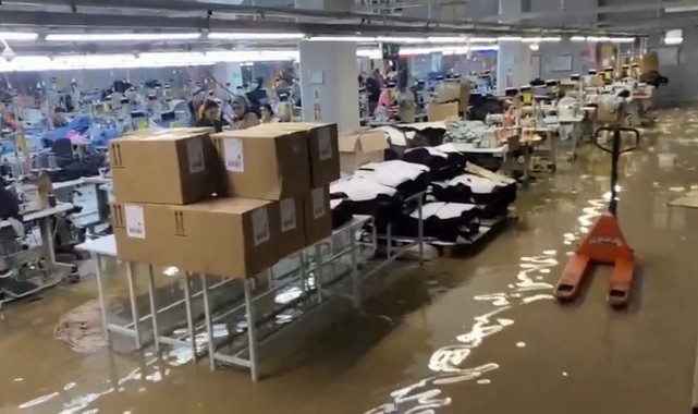 Birecik’te tekstil fabrikasını sel bastı, işçiler tahliye edildi