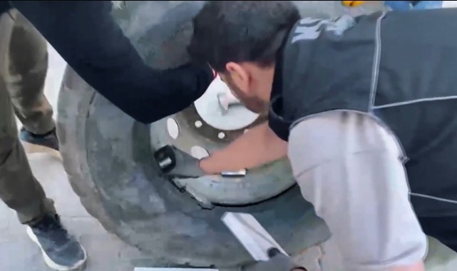 Şanlıurfa’da kamyon lastikleri arasına gizlenmiş 20 bin paket kaçak sigara ele geçirildi