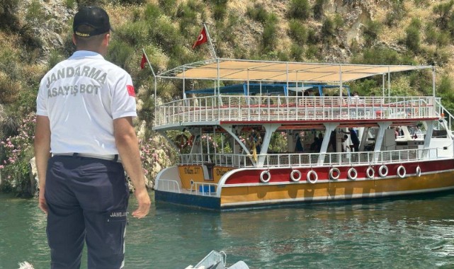 Halfeti’de 40 yolculu tur teknesi arızalandı; jandarma yolcuları tahliye etti