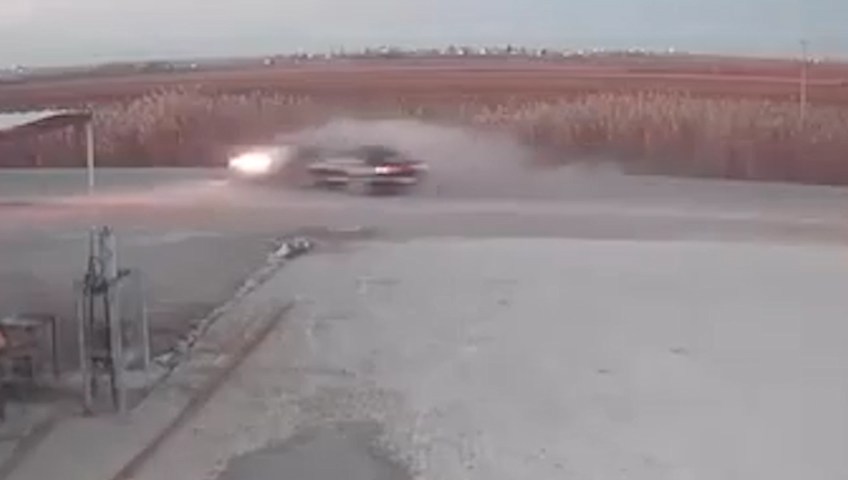 Akçakale’de iki otomobilin çarpışması kamerada: 8 yaralı