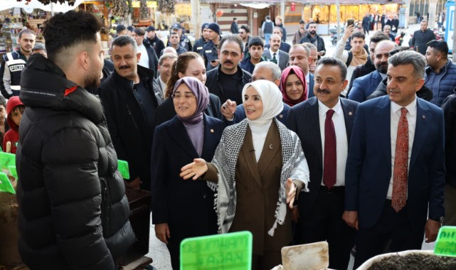 Bakan Göktaş, Balıklıgöl’de yöresel fistan giyip balıklara yem attı
