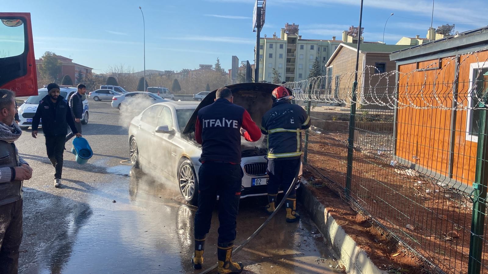 Şanlıurfa’da otomobil seyir halindeyken alev aldı