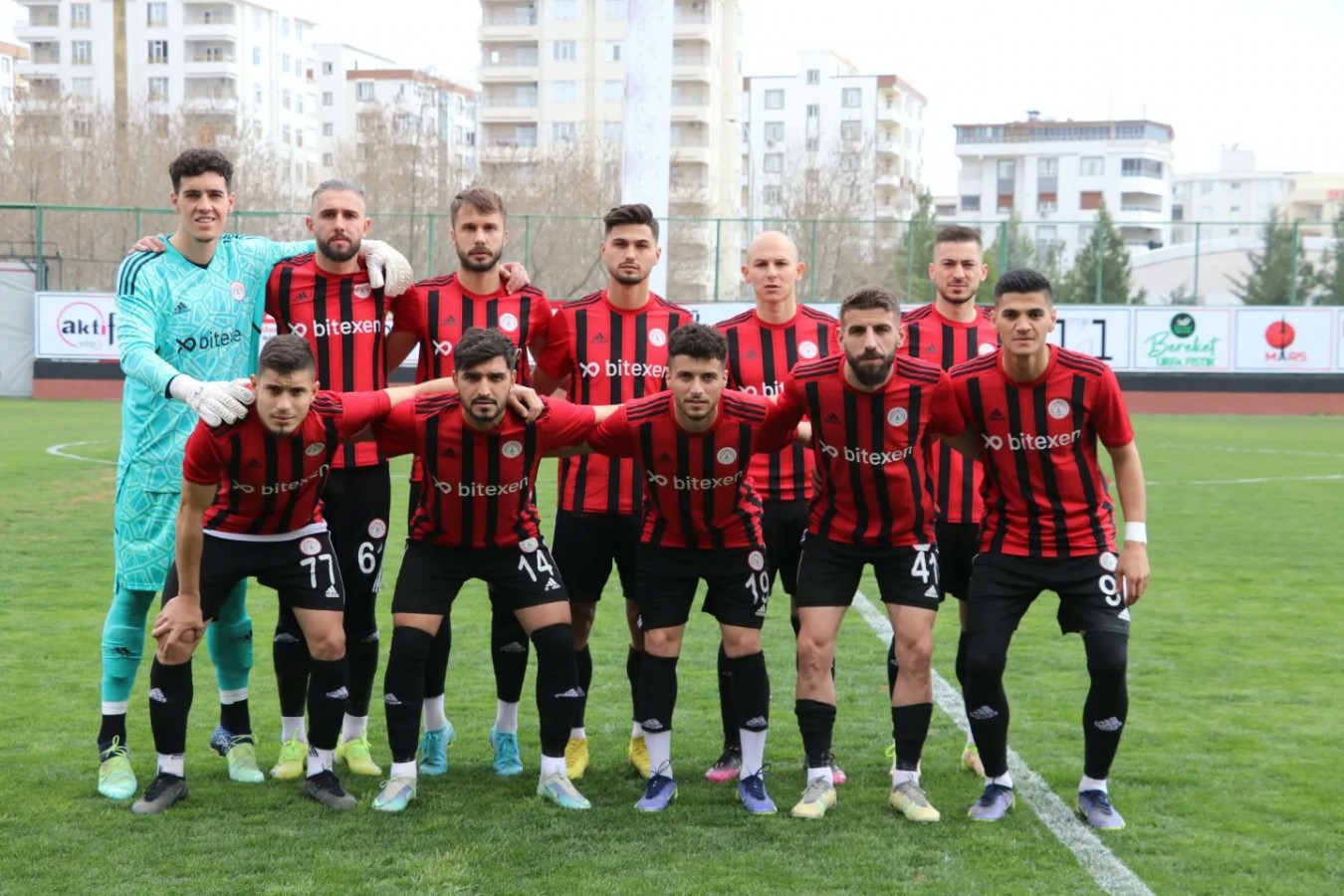 Karbel Karaköprü Belediyespor 3 puanı 4 golle aldı