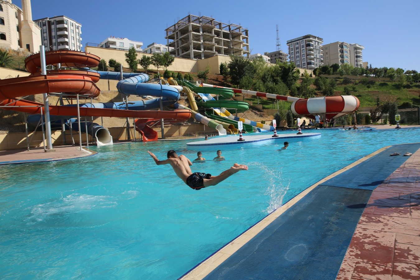 Karaköprü’de çocuklar havuzda serinliyor