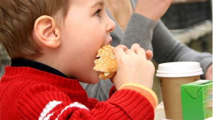 Okullarda çocuklara 1 öğün ücretsiz sağlıklı yemek verin çağrısı