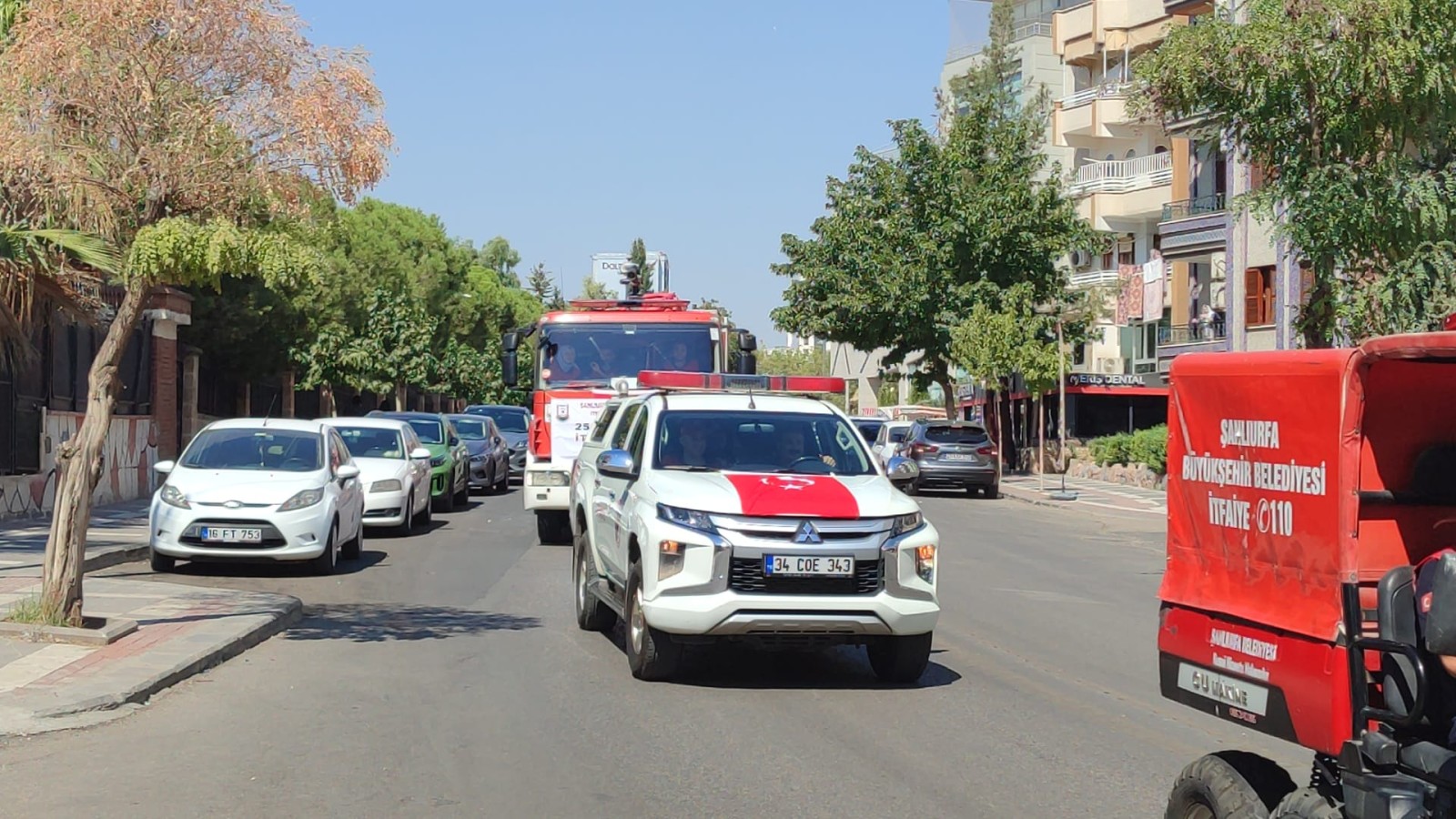 Urfa sokaklarında itfaiyeden kortejli kutlama
