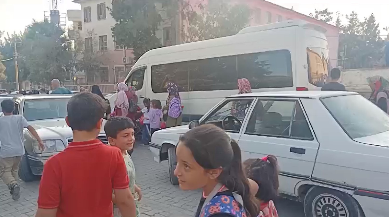 Urfa’da veliler okul çıkışı yaşanan araç ve öğrenci yoğunluğunun kazalara sebebiyet vermesinden endişeli