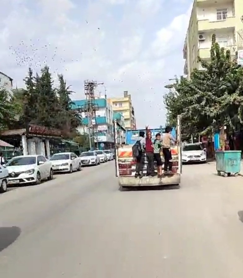 Akçakale'de öğrencilerin tehlikeli yolculuğu