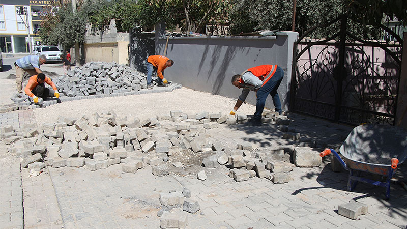 Haliliye'de deforme olan kilitli beton parke taşları onarılıyor