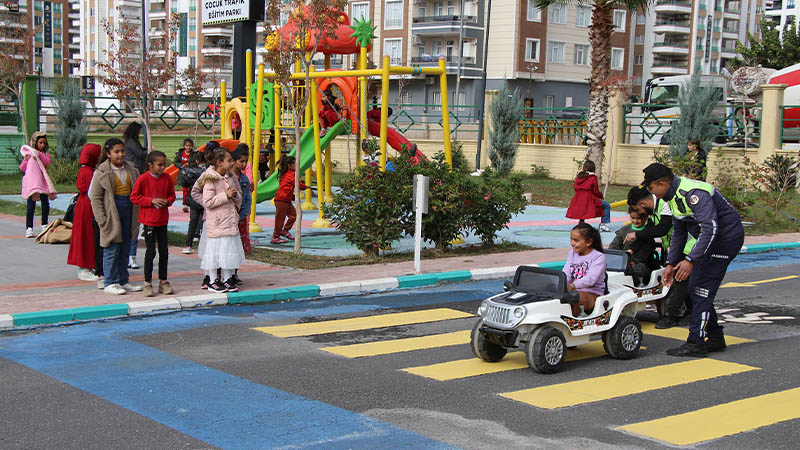 Haliliye'de çocuklar trafik parkında eğlenerek öğreniyor