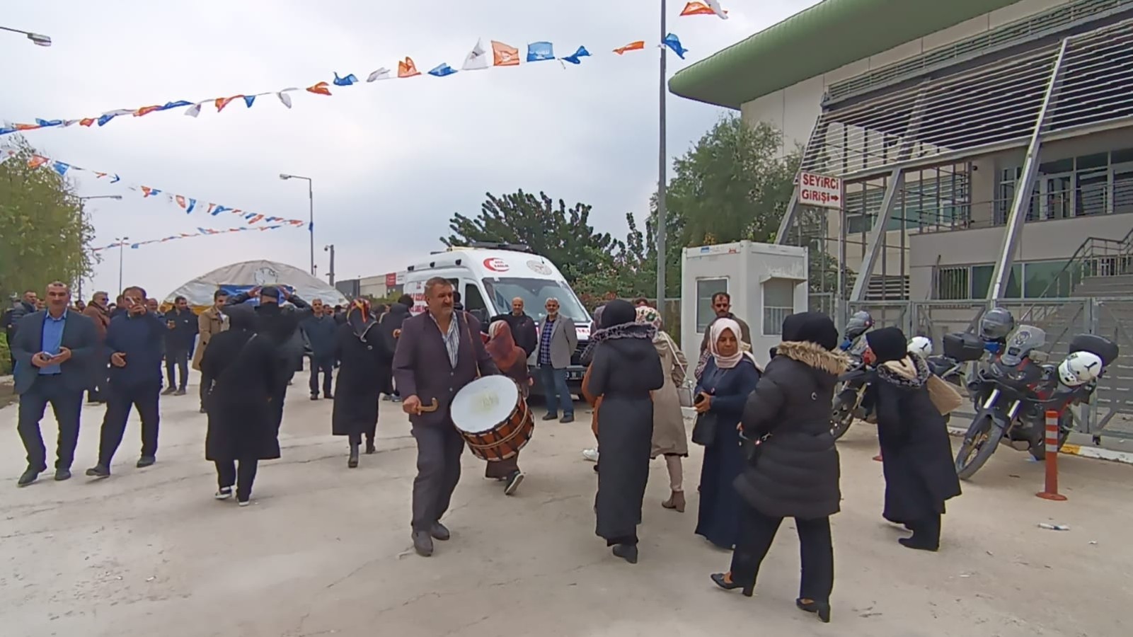 Şanlıurfa AK Parti temayülünde davulcular bahşiş topladı