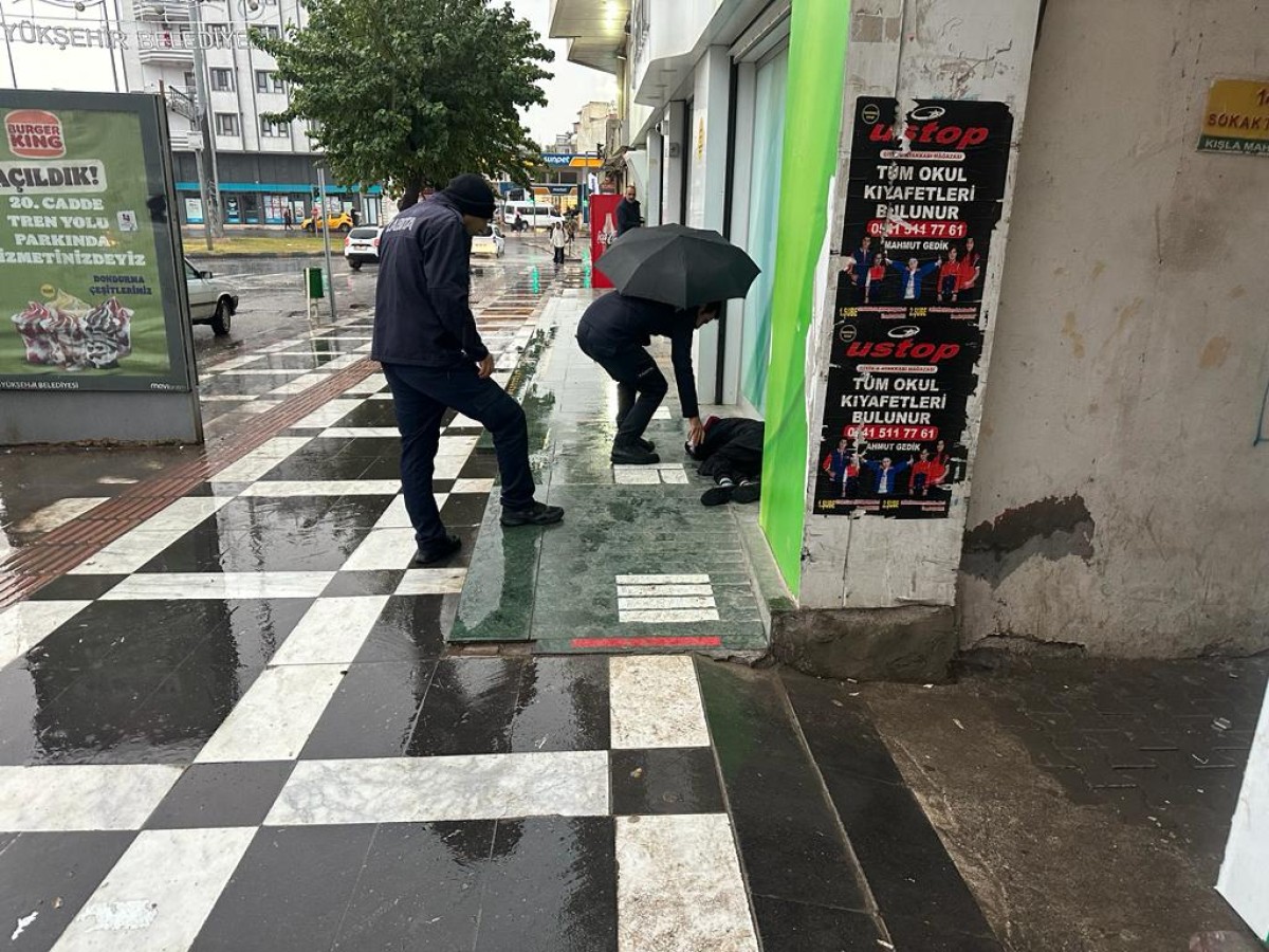 Viranşehir’de sokakta kalanlara yardım;