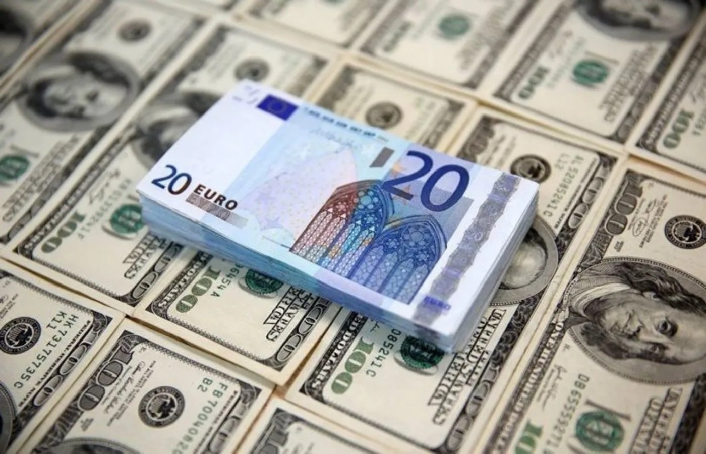 Dolar ve euro yükselmeye devam ediyor