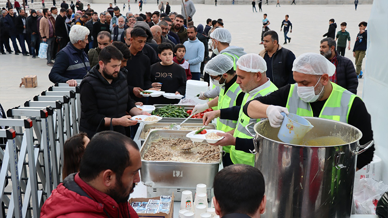 İftar saatinde aynı sofrayı paylaştılar;