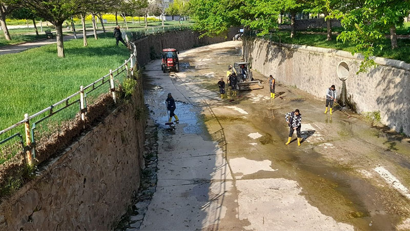 Büyükşehir’den derelerde periyodik temizlik ve ilaçlama çalışması;