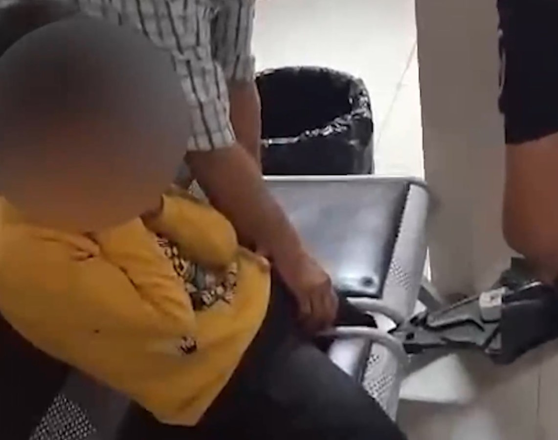 Haliliye'de ayağı sandalyeye sıkışan çocuğu itfaiye kurtardı;