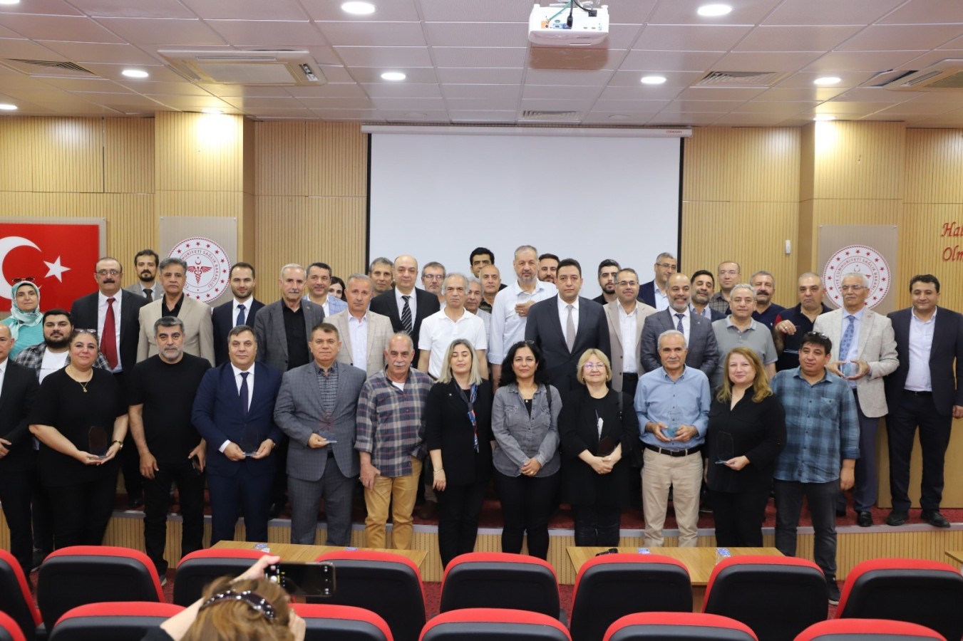 Meslekte 25 yılını tamamlayan aile hekimlerine plaket