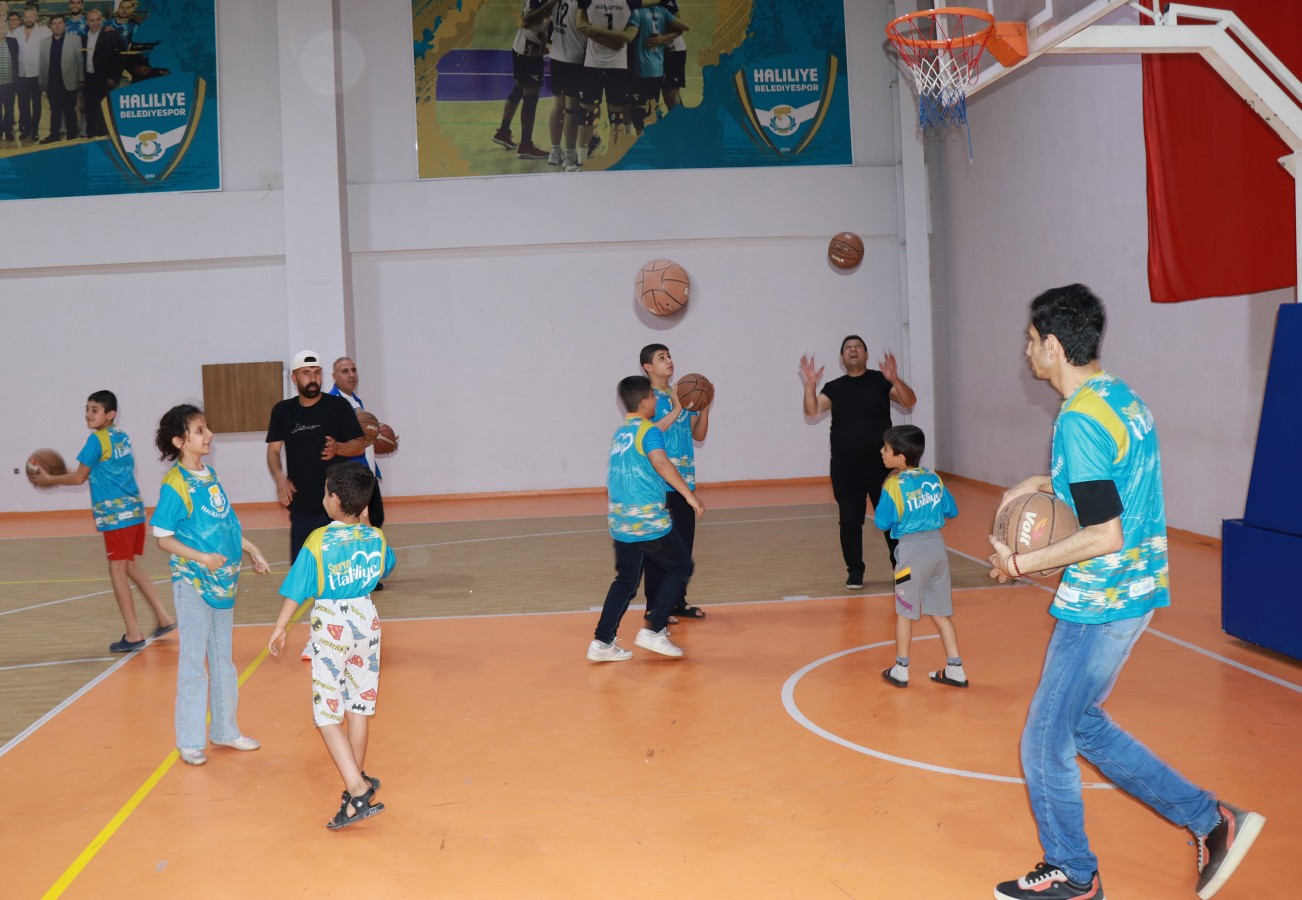 Haliliye’de çocuklar önce yüzdü sonra basketbol oynadı