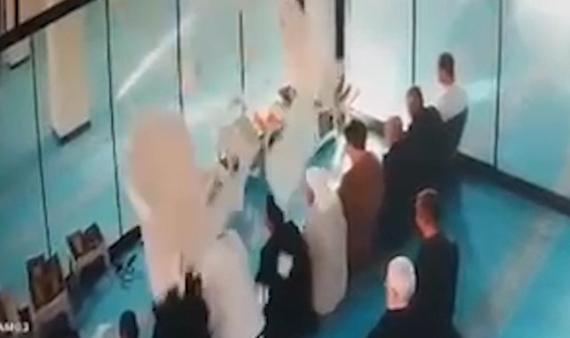 Şanlıurfa’da camide cemaatin üzerine asma tavan parçaları düştü; panik anları kamerada