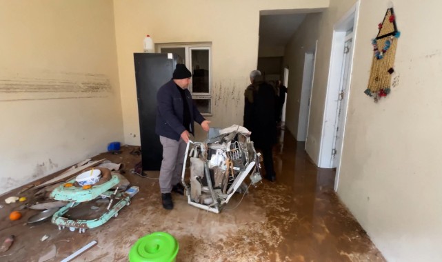 Şanlıurfa’da selin vurduğu ev savaş alanına döndü