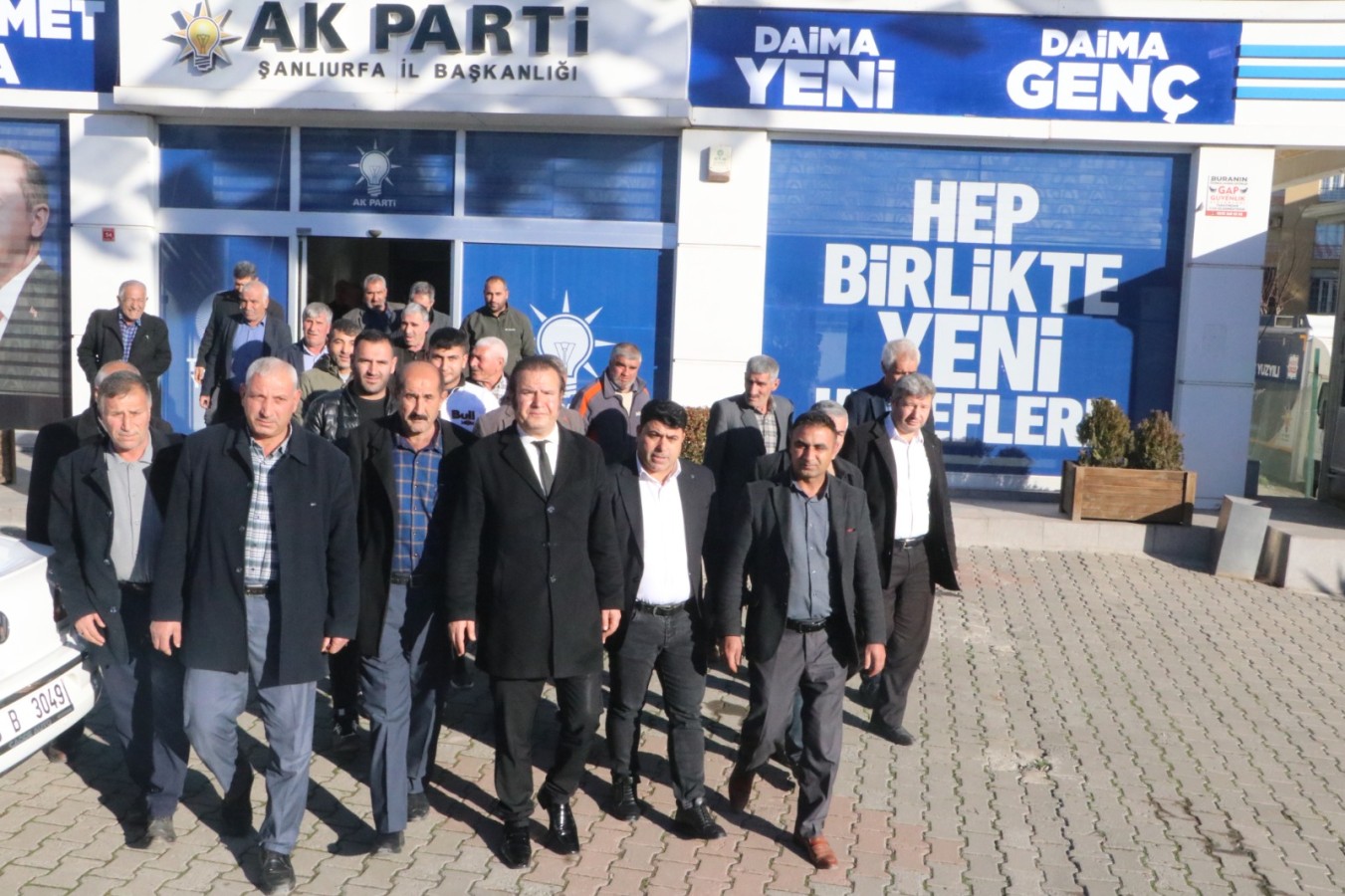 Birecik’in kadın adayı Funda Gülgün için destek dilekçelerini AK Parti İl başkanlığına teslim ettiler