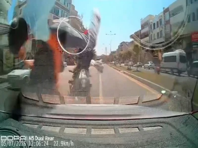 Şanlıurfa’da motosiklet kazası kamerada: 2 yaralı