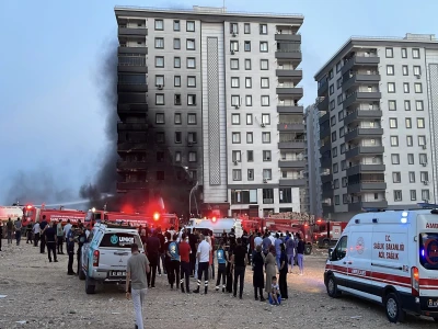 Şanlıurfa'da 10 katlı apartman alevlere teslim oldu! İtfaiye ve TOMA ekipleri yardıma koştu, 7 kişi dumandan etkilendi