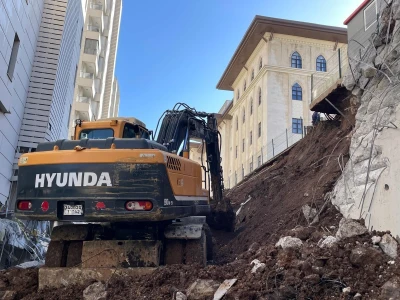 Esentepe’de lüks sitenin istinat duvarı çöktü