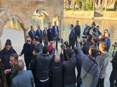 Bakan Göktaş, Balıklıgöl’de yöresel fistan giyip balıklara yem attı