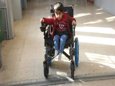 Eyyübiye'de yürüme engelli çocuk akülü sandalyeye kavuştu